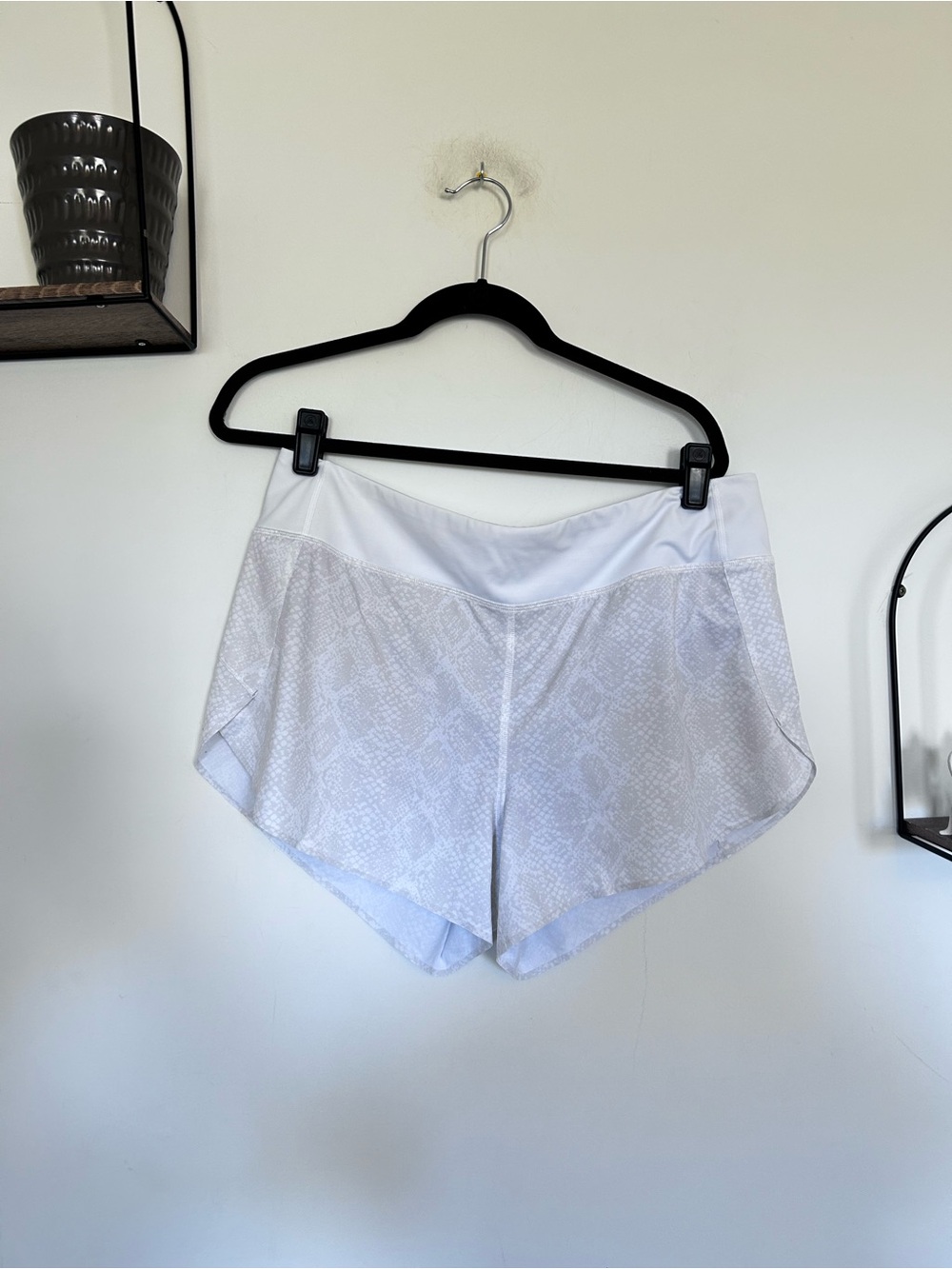 Athleta Run with it 3.5” Printed Short White Reptile Snake Print Size Large